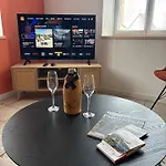 La Vue Des Vignes - Parking Prive Auto Moto Velo - Netflix